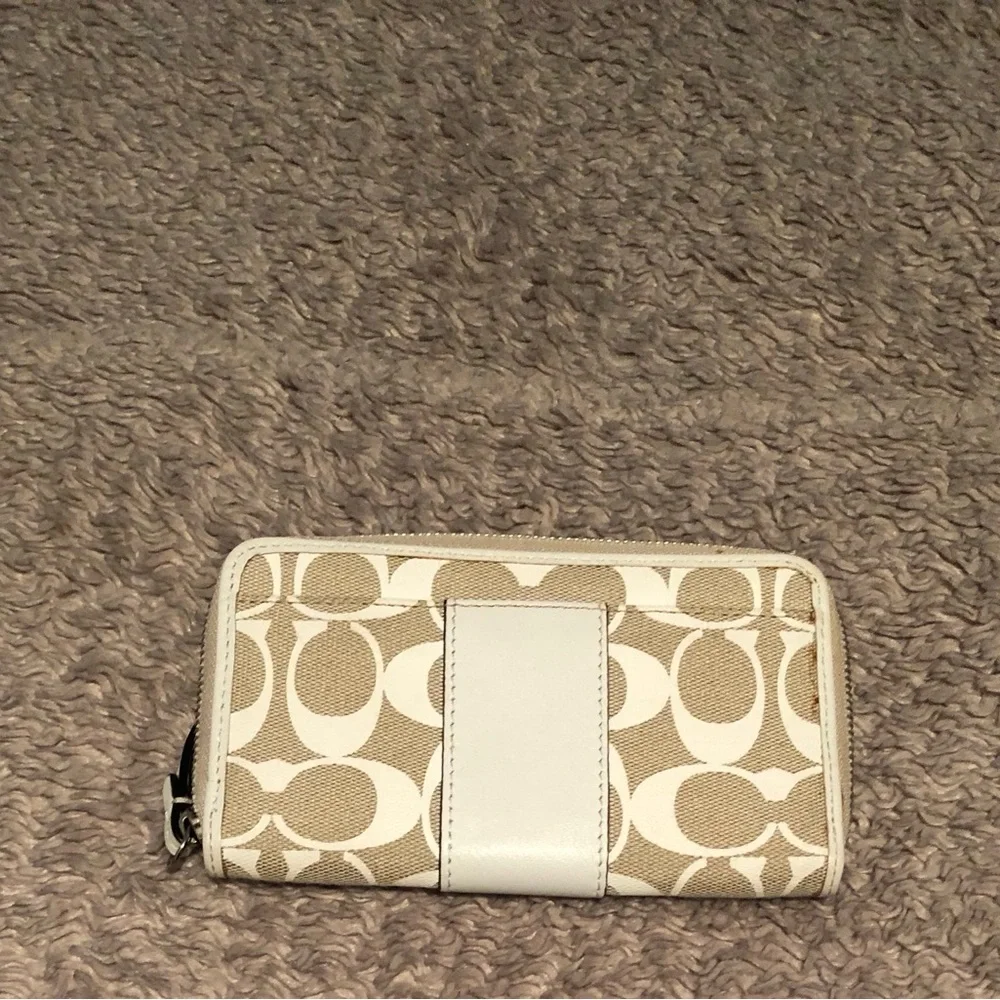 Crème and beige colored Coach wallet in excellent condition - Picture 5 of 6